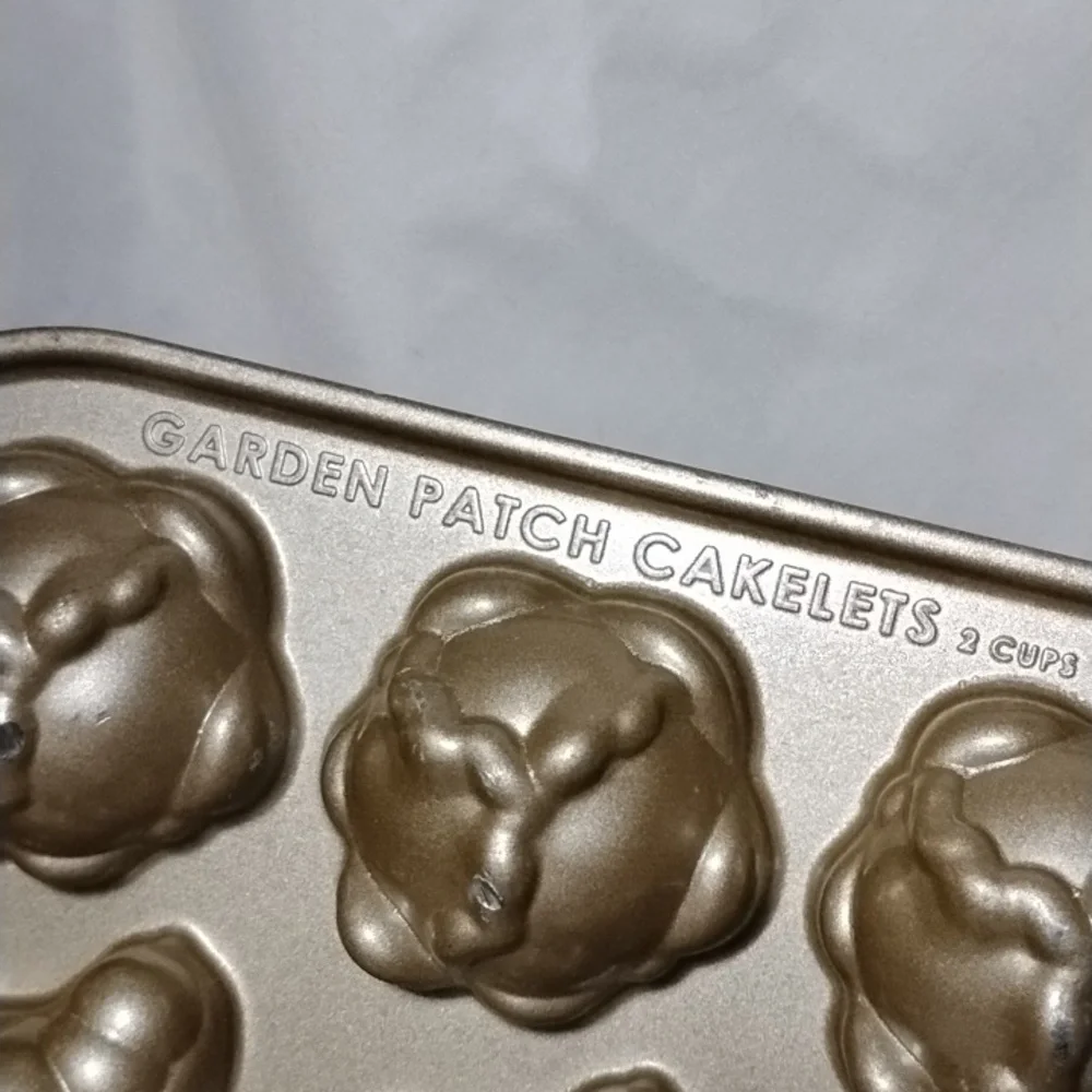 NordicWare Garden Patch Cakelet Pan